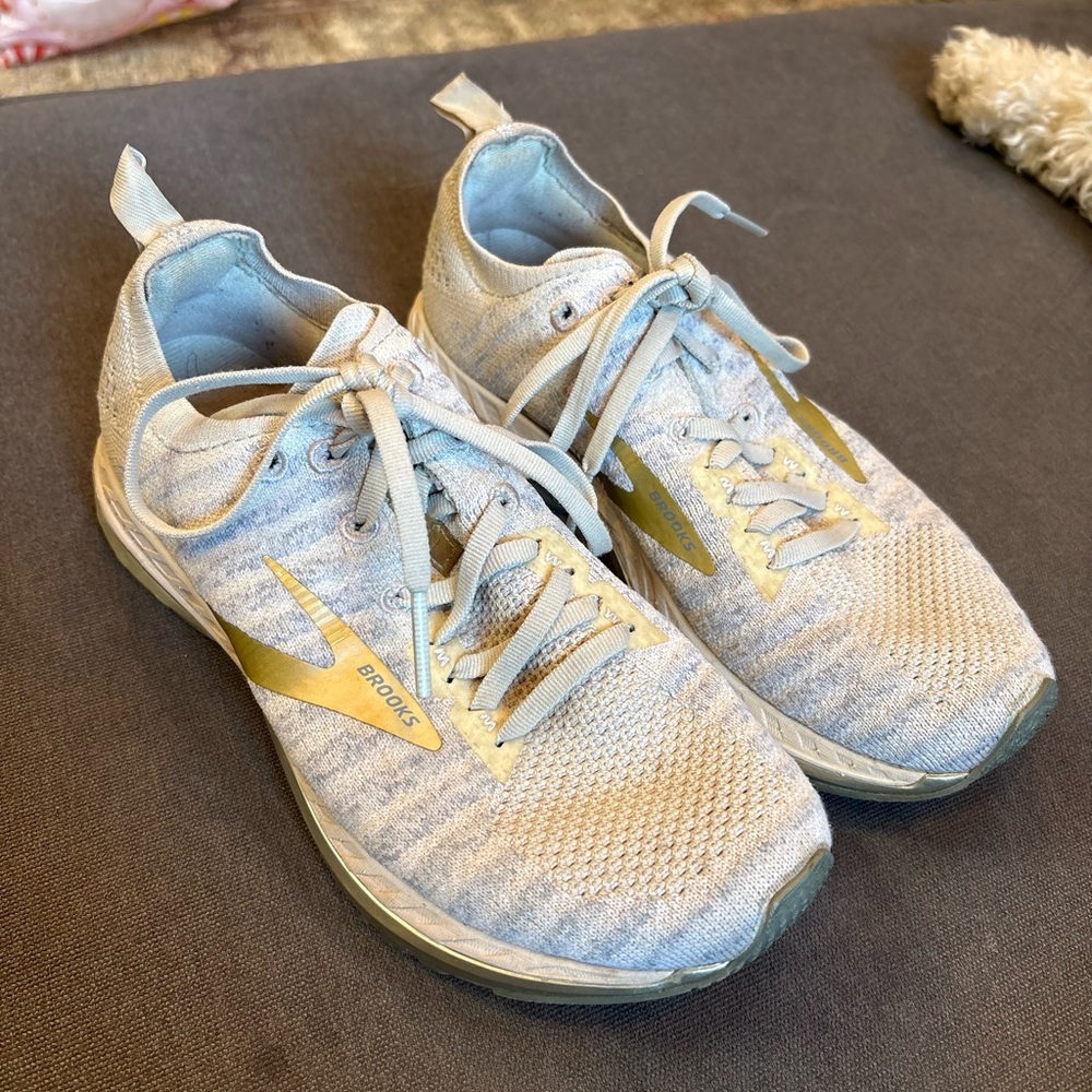 Brooks Women’s Bedlam 2 Running Show Gray & Cream with Gold Size 7 - Picture 2 of 6